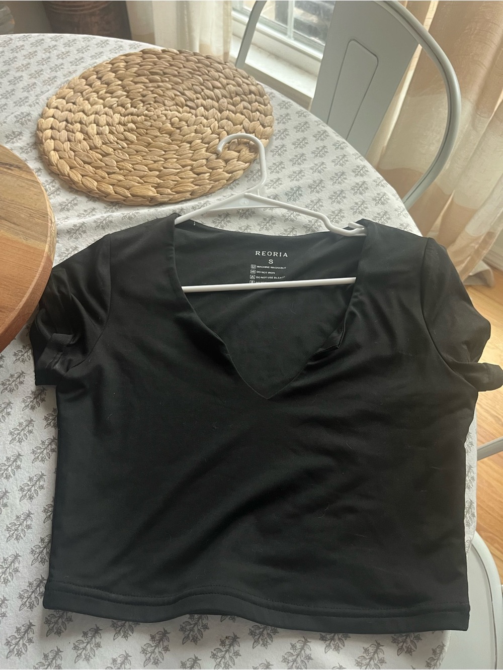 ReoRia Black V-Neck Crop Top